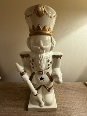 Vtg Christmas Holiday 13" White Porcelain Gold Trim Nutcracker Lamp